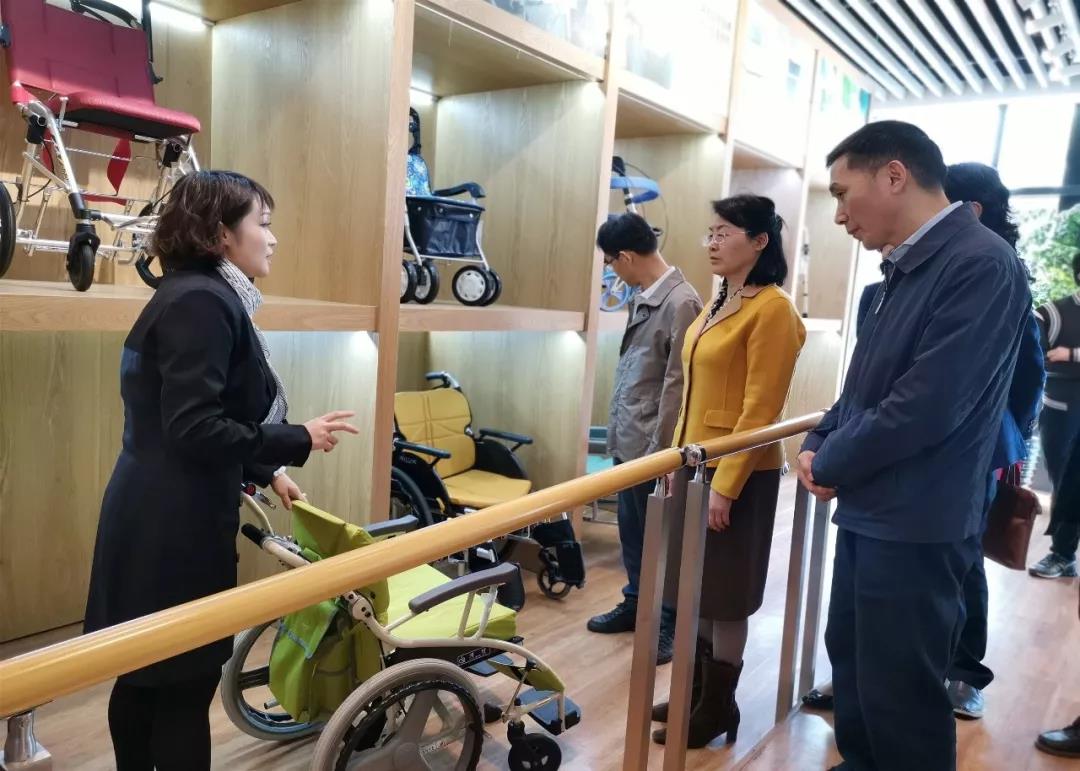 肖艳彦总经理讲解三合一多功能轮椅