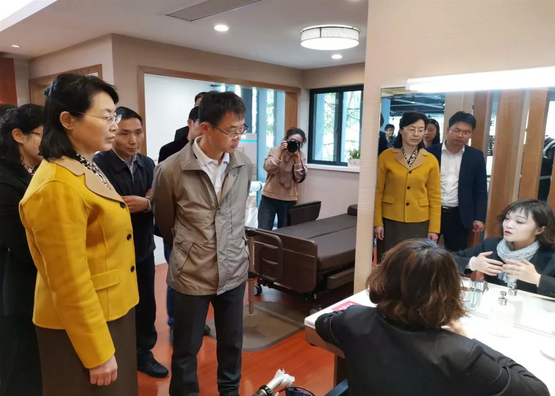 肖艳彦总经理介绍轮椅可进入式洗手台