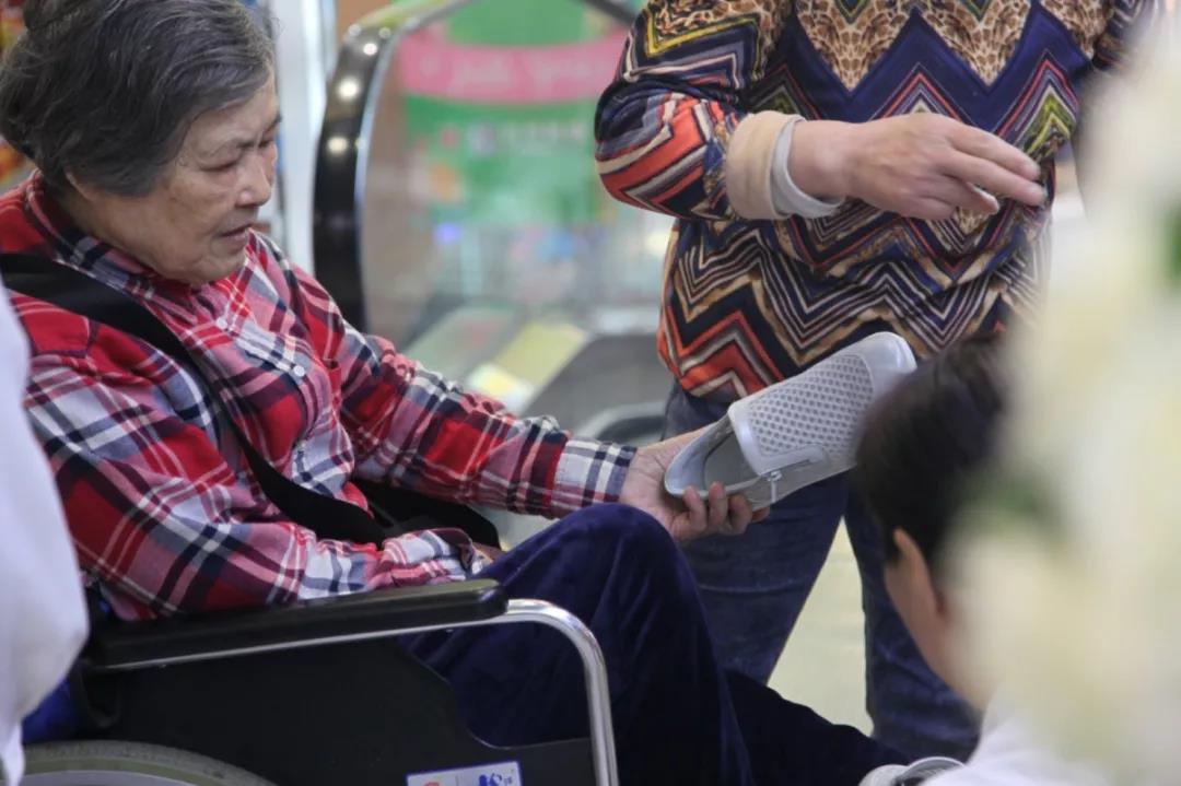 到店的顾客正在挑选适老鞋
