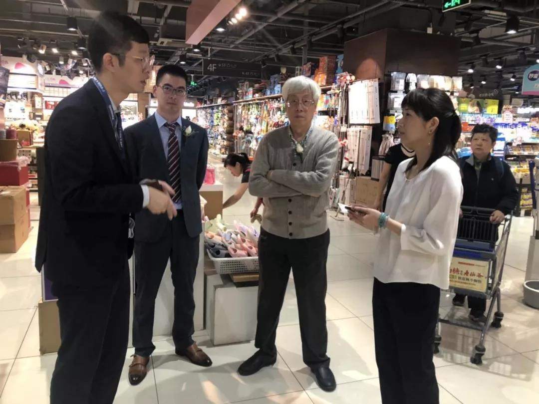 双方公司代表交流沟通