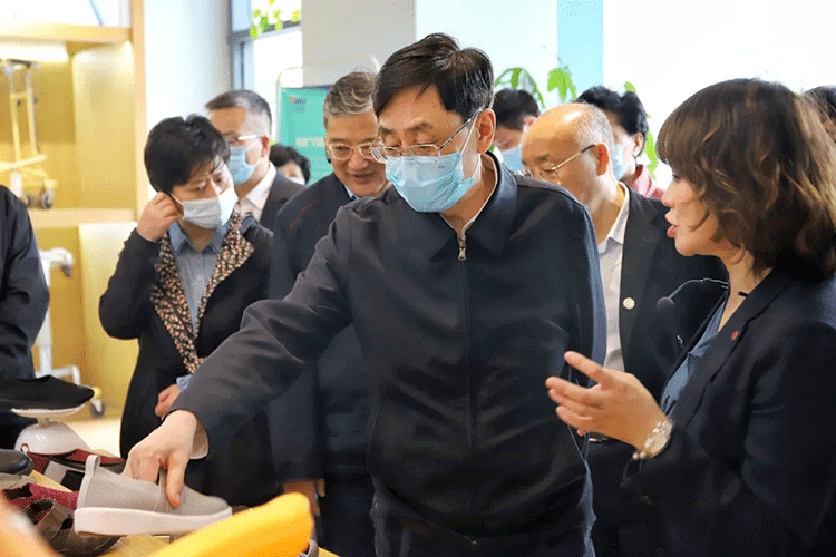 全国政协副主席何维带领全国政协人资环委专题调研组莅临广宇安诺城市综合展厅参观并开展考察工作
