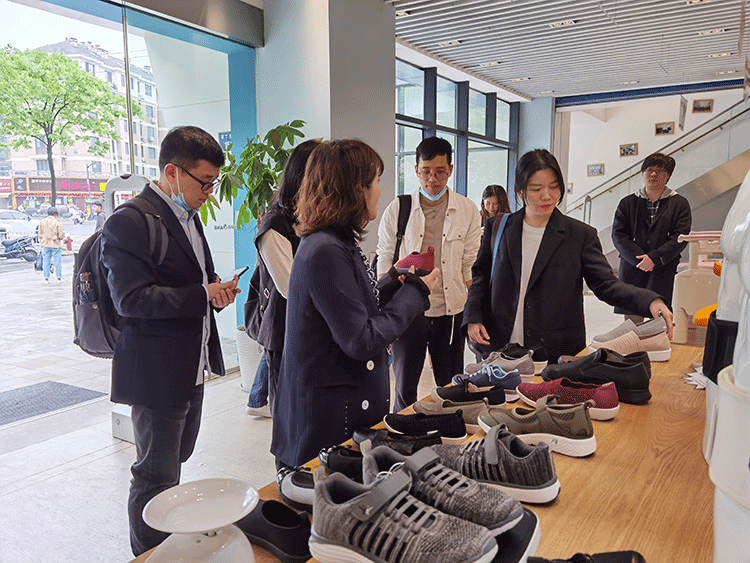 温州市福利养老院院长、温州市养老服务指导中心主任陈娅莉，温州市福利养老院副院长、温州市养老服务指导中心副主任陈敏一行莅临参观广宇安诺城市综合展厅